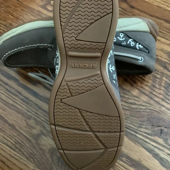 Sorry womens topsides - Picture 6 of 8